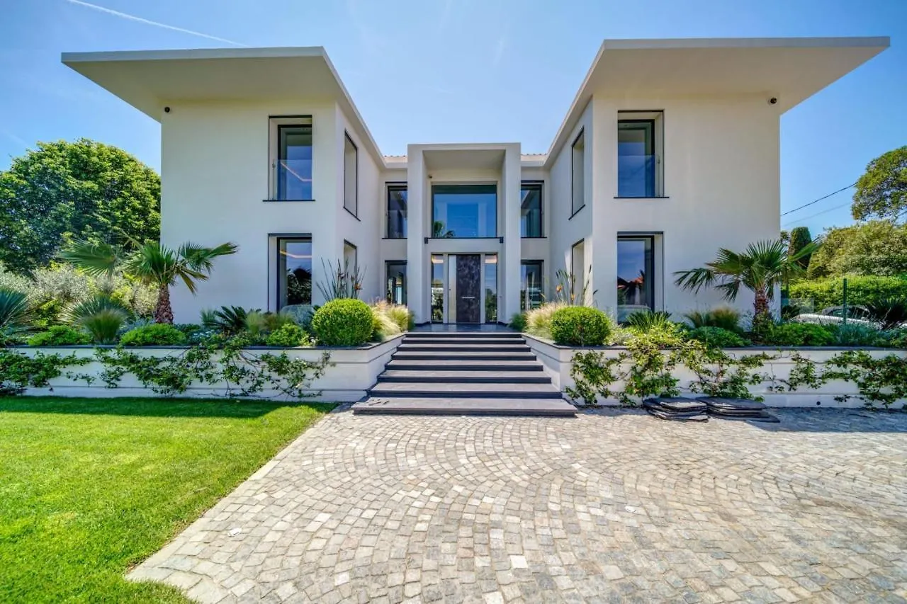 Cannes Luxury Rental - Modern Villa location